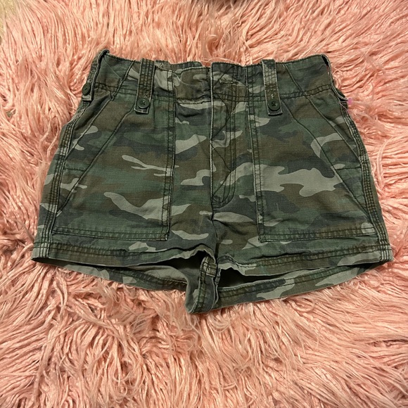 Free People Camo Cargo Shorts size 0 - Picture 1 of 3
